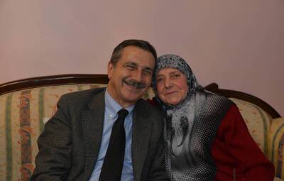 BAŞKAN ATAÇ 73 YAŞINDAKİ LÜTFİYE TEYZE'Yİ ZİYARET ETTİ
