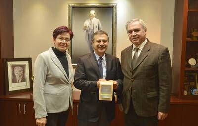 İMO'DAN BAŞKAN ATAÇ'A TEŞEKKÜR PLAKETİ