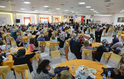 ANNELER DOYASIYA EĞLENDİ