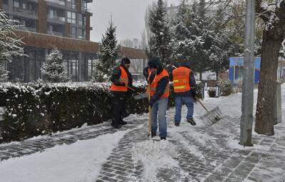 TEMİZLİK İŞLERİNDEN KAR TEMİZLEME ÇALIŞMASI