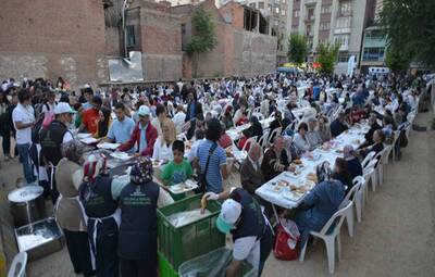 İFTAR SEVİNCİ CUMHURİYE'DE YAŞANDI