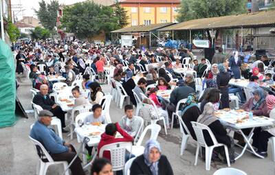 RAMAZAN SOFRALARI HAN VE MAHMUDİYE'DE KURULDU