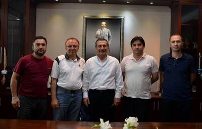 İŞÇİLERİN HAKLI MÜCADELESİNİN YANINDAYIZ