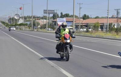 DUMLUPINAR'A MOTOSİKLETLE ULAŞAN GURUR