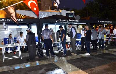 DEMOKRASİ NÖBETİNDE ÇAY İKRAMI TEPEBAŞI'NDAN