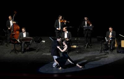 ÜNLÜ TANGO ORKESTRASI BÜYÜLEDİ