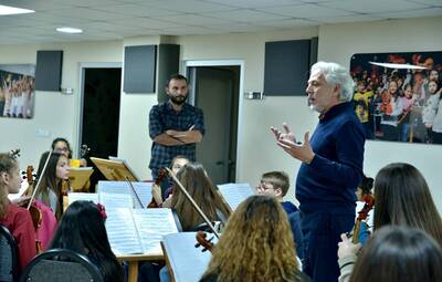 MAESTRO SAKPINAR'DAN ÇOCUK SENFONİ ZİYARETİ