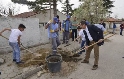 ÇOCUKLAR ÇUKURHİSAR'DA 468 AĞAÇ DİKTİ