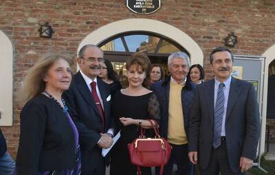 ATİLA ÖZER VE TURHAN SELÇUK BU SERGİDE BULUŞTU
