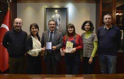 BAŞKA BİR OKUL MÜMKÜN DERNEĞİ'NDEN BAŞKAN ATAÇ'A PLAKET
