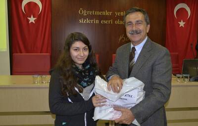 ÖĞRENCİLERE KÖY ENSTİTÜLERİ KİTAPLARI DAĞITILDI