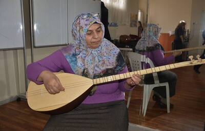 EV HANIMI KADINLAR HALK MÜZİĞİ KOROSU KURDULAR 