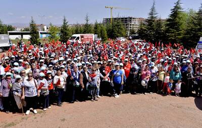 KADINLARDAN TÜRK BAYRAKLARI İLE ZAFER YÜRÜYÜŞÜ   