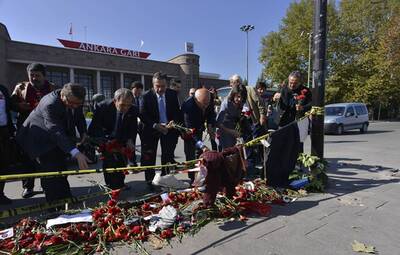 BAŞKAN ATAÇ ANKARA GARI'NA KARANFİL BIRAKTI