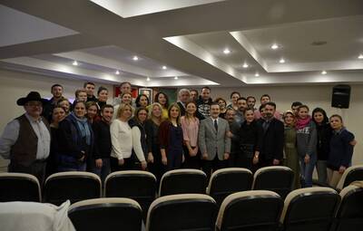 TEPEBAŞI'NIN EV SAHİPLİĞİNDE İŞARET DİLİ EĞİTİMİ
