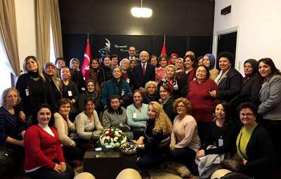 CHP GRUBU'NUN EN GÜZEL FOTOĞRAFI TEPEBAŞILI KADINLARDAN