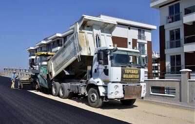 YÜKSEK SICAKLIKTA ASFALT ÇALIŞMASI SÜRÜYOR