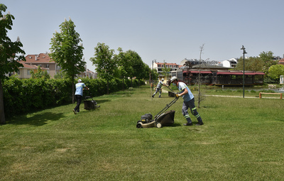 PARKLARDA ÇİM BİÇME ÇALIŞMASI