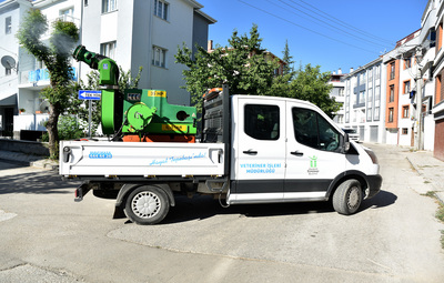 SİNEKLERE KARŞI İLAÇLAMA SÜRÜYOR