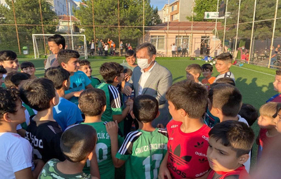 BAŞKAN ATAÇ ÇOCUKLARIN FUTBOL HEYECANINI PAYLAŞTI
