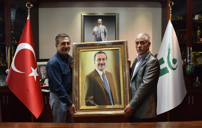 BAŞKAN ATAÇ'A ANLAMLI HEDİYE...