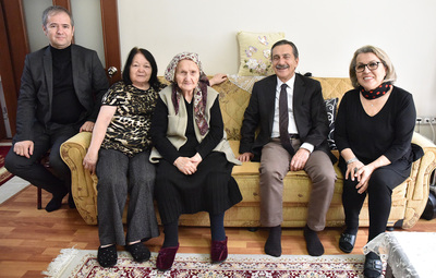 BAŞKAN ATAÇ'TAN HANİFE NİNE'YE ZİYARET