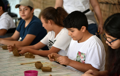 ÇOCUKLAR PİŞMİŞ TOPRAĞI ÇOK SEVDİ
