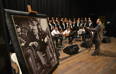 TÜRKÜLER İLE ATATÜRK'Ü ANDILAR
