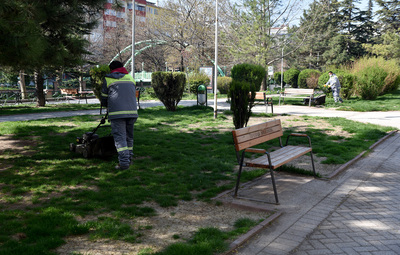 PARKLARDA BAKIM ÇALIŞMALARI SÜRÜYOR