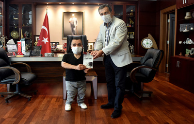 BEDENSEL ENGELLİ GENÇTEN ATAÇ'A ZİYARET