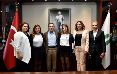 SEVİNÇLERİNİ BAŞKAN ATAÇ'LA PAYLAŞTILAR