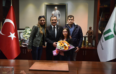 SATRANÇ ŞAMPİYONUNDAN ATAÇ'A ZİYARET
