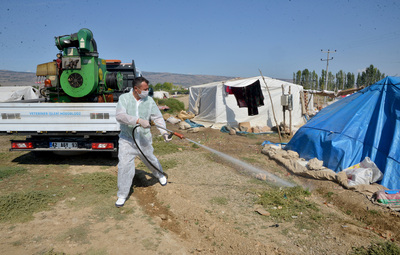TARIM İŞÇİLERİNİN ÇADIRLARI İLAÇLANIYOR