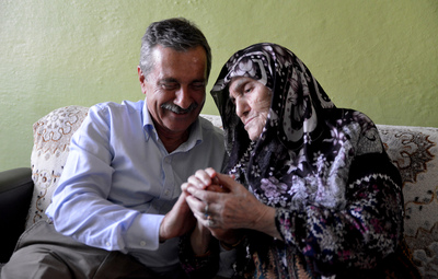 BAŞKAN ATAÇ'TAN 99 YAŞINDAKİ EMİNE NİNE'YE ZİYARET