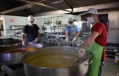 İHTİYAÇ SAHİPLERİ İÇİN YEMEK SERVİSİ SÜRÜYOR