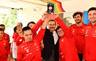 BAŞKAN ATAÇ DOWN SENDROMLULAR BASKETBOL MİLLİ TAKIMI İLE BULUŞTU