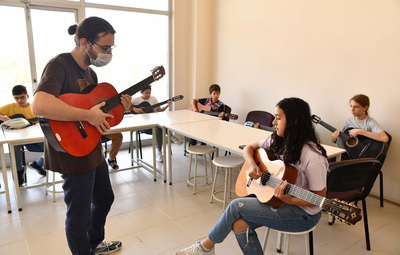 TEPEBAŞI'NDA ÇOCUKLAR GİTAR ÇALMAYI ÖĞRENİYOR
