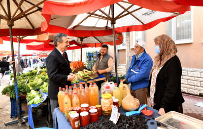 BAŞKAN ATAÇ PAZARTESİ PAZARI'NI ZİYARET ETTİ