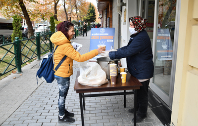 GENÇLERİN İÇİ ÇORBA İKRAMI İLE ISINIYOR