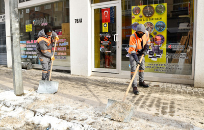 TEPEBAŞI'NDA KAR İLE MÜCADELE HIZ KESMİYOR