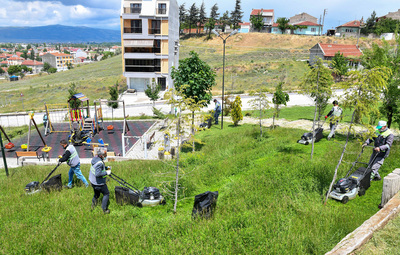 PARKLARDA ÇİM BİÇME ÇALIŞMASI SÜRÜYOR
