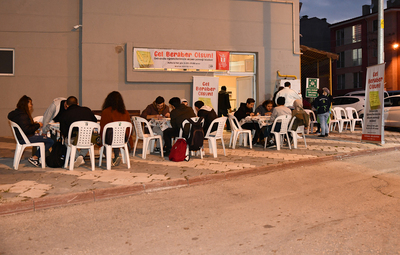 ÖĞRENCİLERE YEMEK DESTEĞİNE YENİ YERİNDE YOĞUN İLGİ