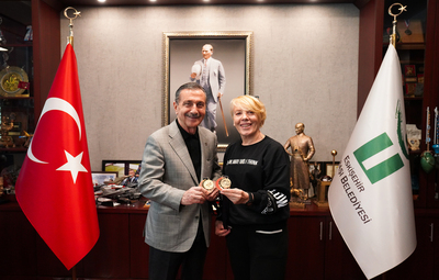 BAŞKAN ATAÇ BAŞARILI SPORCU BABÜR'Ü TEBRİK ETTİ