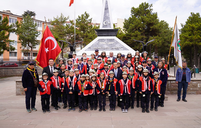 BAŞKAN ATAÇ VE MİNİK İZCİLERDEN ŞEHİTLİK ZİYARETİ