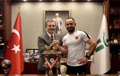 DÜNYA ŞAMPİYONU ARSLAN'DAN BAŞKAN ATAÇ'A ZİYARET