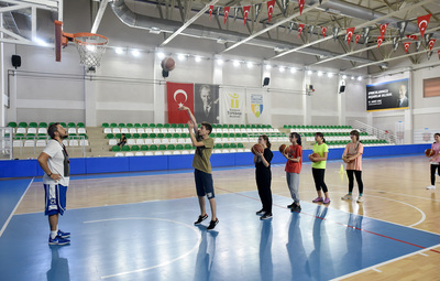 BASKETBOLU TEPEBAŞI'NDA ÖĞRENİYORLAR