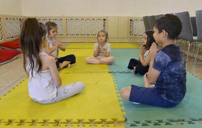 ÇOCUKLAR YOGA İLE NEFES ALIYOR
